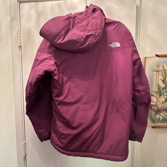 Women’s Northface Snow Jacket - Picture 5 of 5